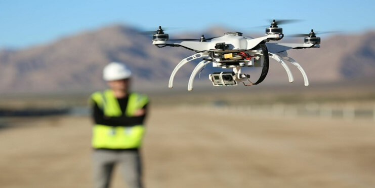 operário utilizando drone na construção civil