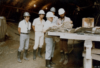 Vargas (à frente) nas obras de construção do Metrô de São Paulo, em 1982