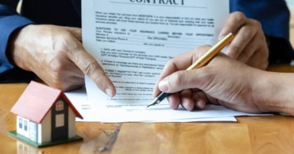 Assim que assinado por ambas as partes e registrado em cartório, o contrato dá o direito real da compra do imóvel.