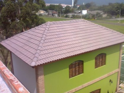 Edificação com telhado de quatro águas