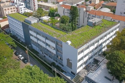 Telhado verde sobre edifício de múltiplos pavimentos
