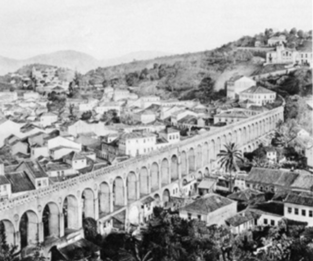 imagem em preto e branco mostra o Aqueduto da Carioca – Arcos da Lapa, no Rio de Janeiro
