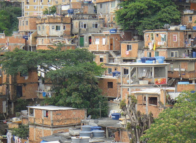 moradias populares: imagem mostra as favelas, o que presença comum nas cidades brasileiras