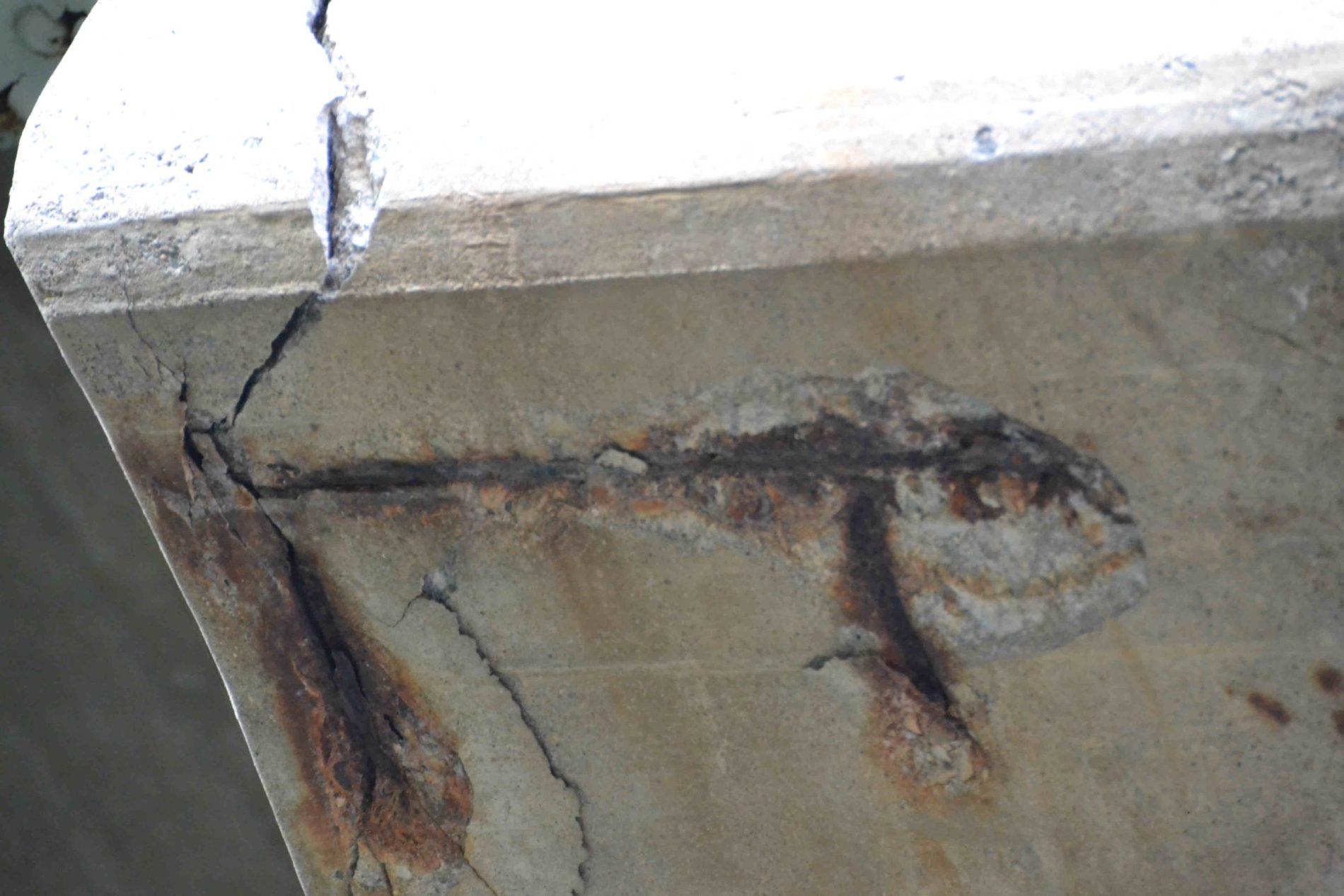 ataque por cloretos: imagem mostra corrosão do aço com trincas e destacamento no concreto