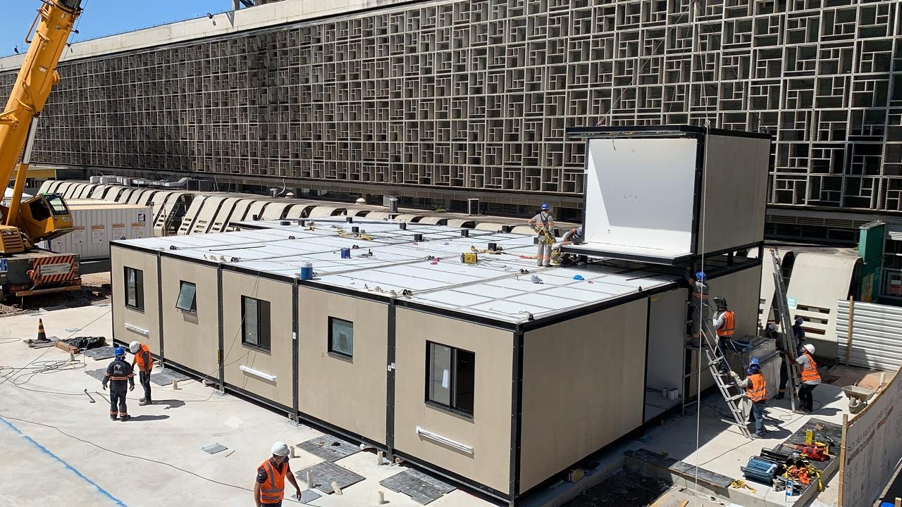construção modular off-site: imagem do início da montagem do segundo pavimento do Hospital M’boi Mirim, em São Paulo