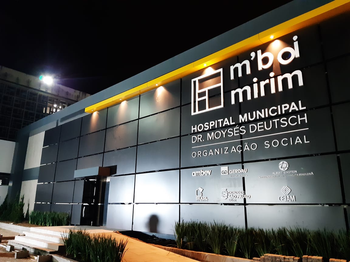 construção modular off-site: imagem de fachada do Hospital M’boi Mirim, em São Paulo. O nome do hospital está escrito com letras brancas grandes, bem como a de seus patrocinadores, em letras menores.