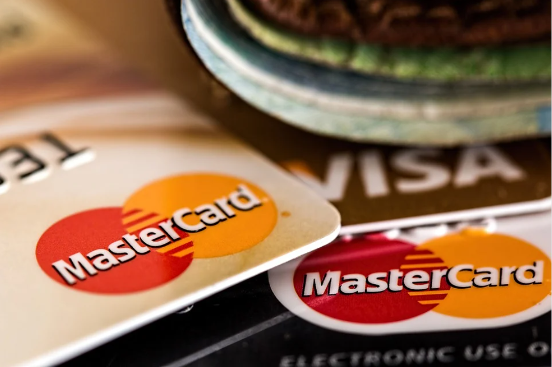 gestão de inadimplência: imagem mostra cartões de crédito