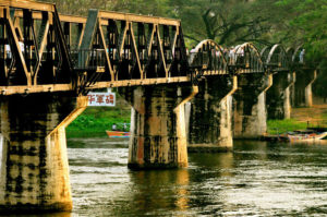ponte ferroviária sobre o rio kwai