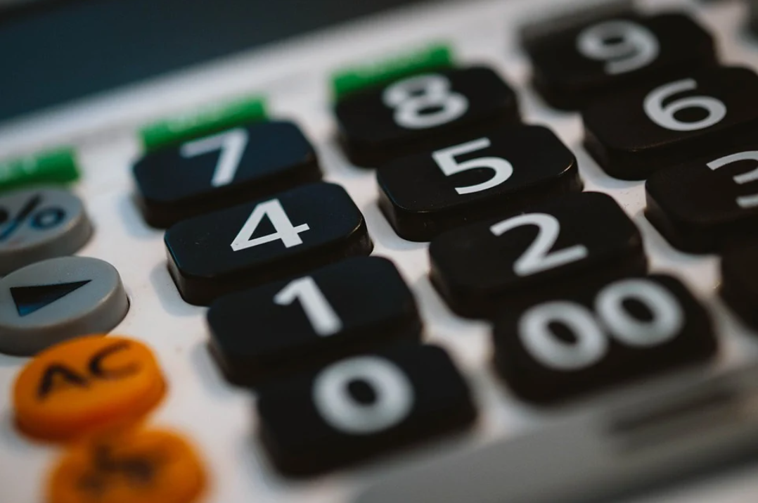 preço de obra: imagem mostra um calculadora