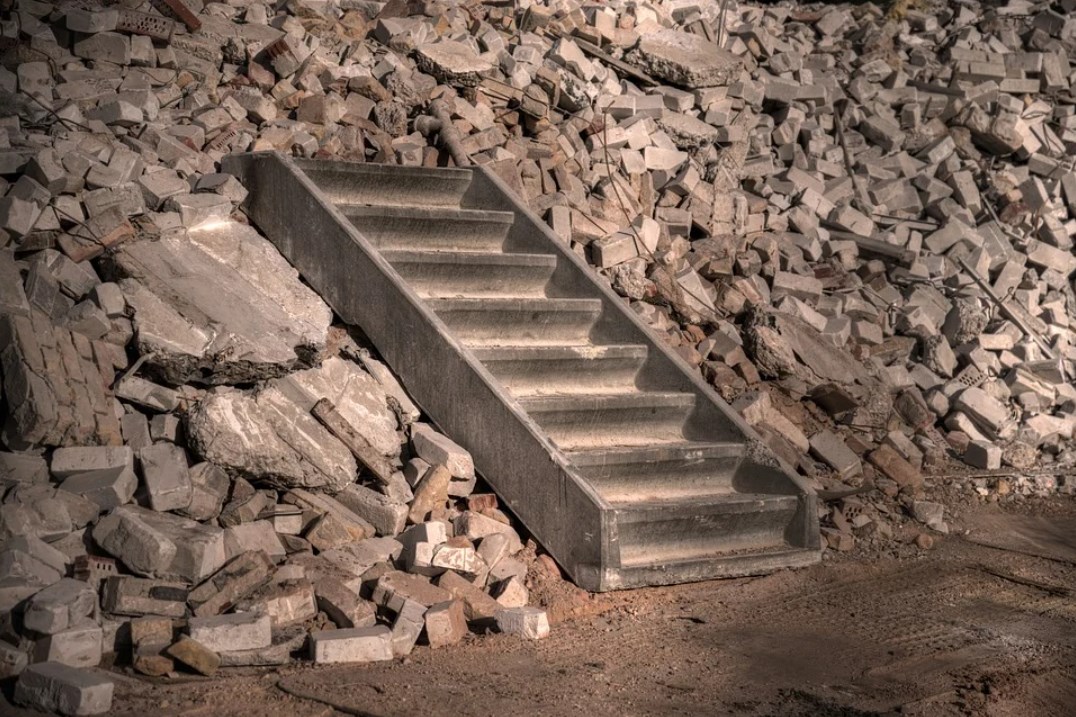 reciclagem de resíduos da construção civil: a imagem mostra restos de obra e uma escada quebrada de concreto ao centro
