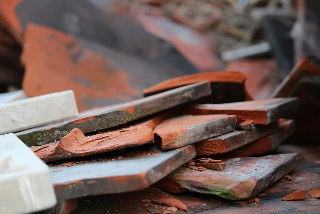 reciclagem de resíduos da construção civil: imagem restos de telhado quebrados